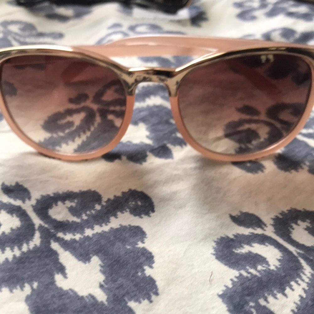 Nude sunglasses with gold